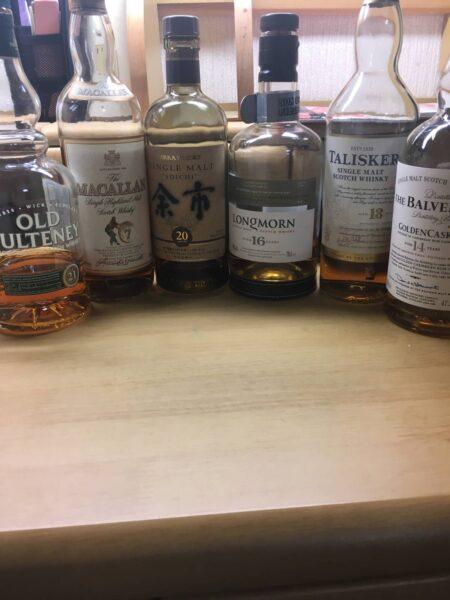 机の上に並ぶ様々なウイスキー