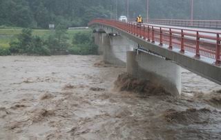 台風の影響で増水した川