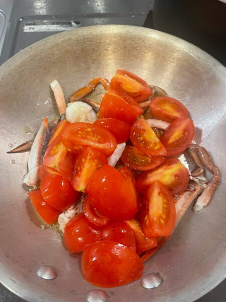 にんにくとりだしてトマト炒めます